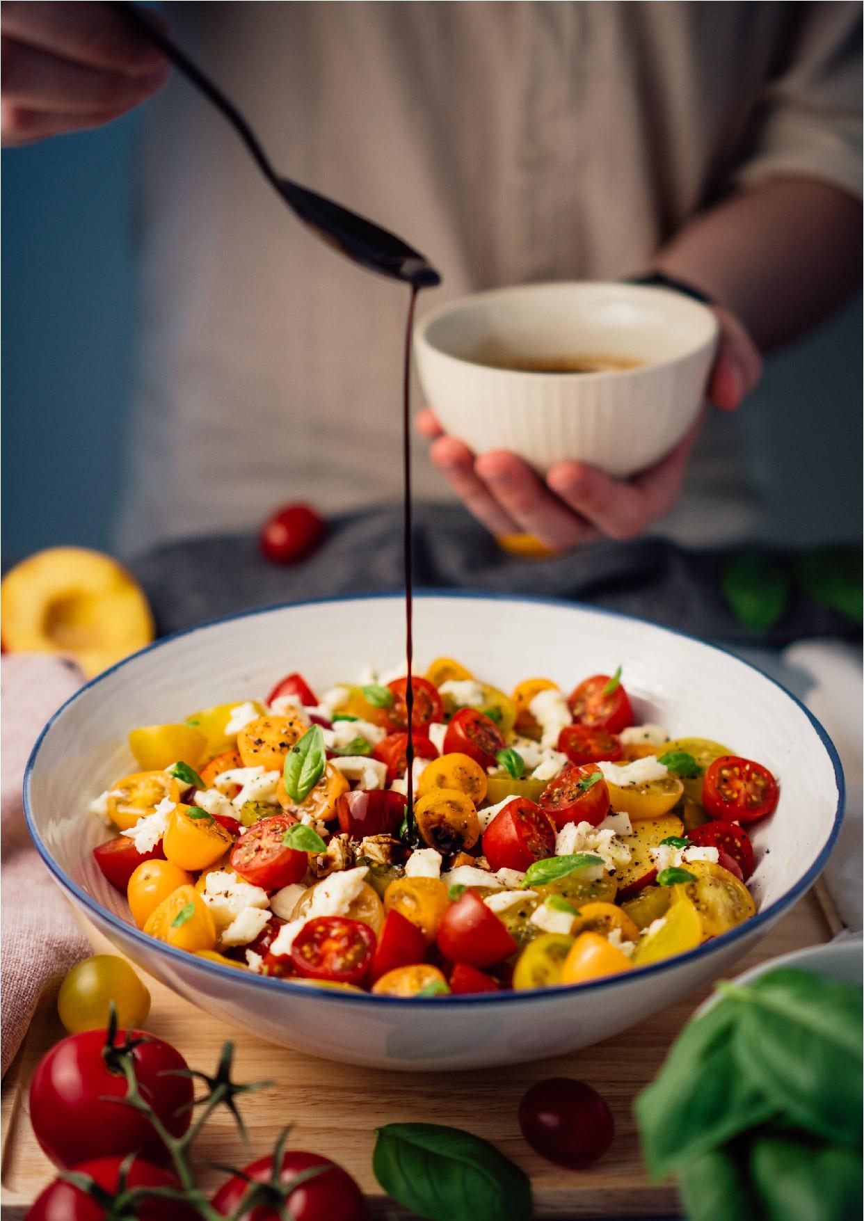 Aelia Luxury Suites 카르테라도스 외부 사진 Balsamic vinegar being drizzled over a salad