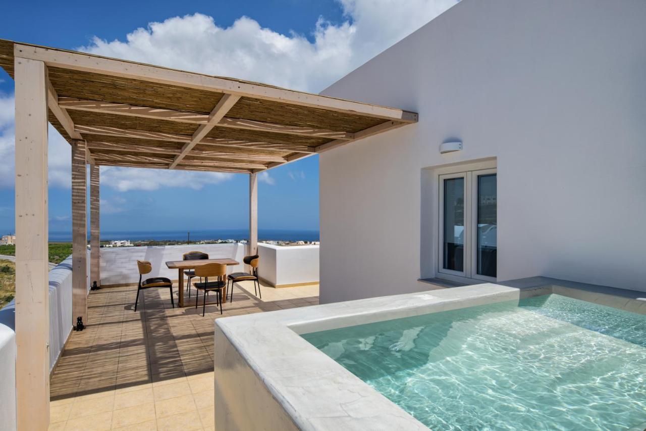 Aelia Luxury Suites 카르테라도스 외부 사진 A private pool at a hotel in Greece