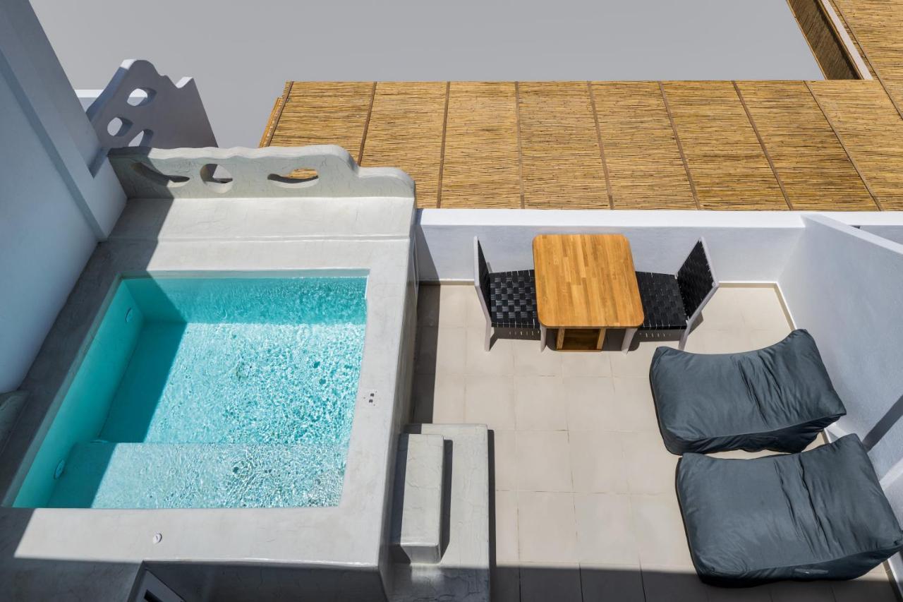 Aelia Luxury Suites 카르테라도스 외부 사진 A private pool at a hotel