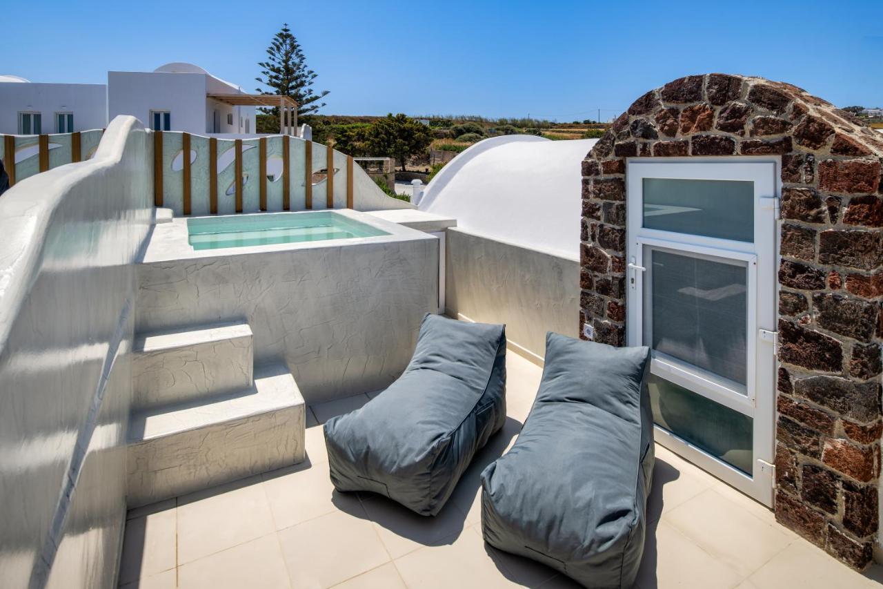 Aelia Luxury Suites 카르테라도스 외부 사진 A private rooftop pool at a hotel in Santorini, Greece