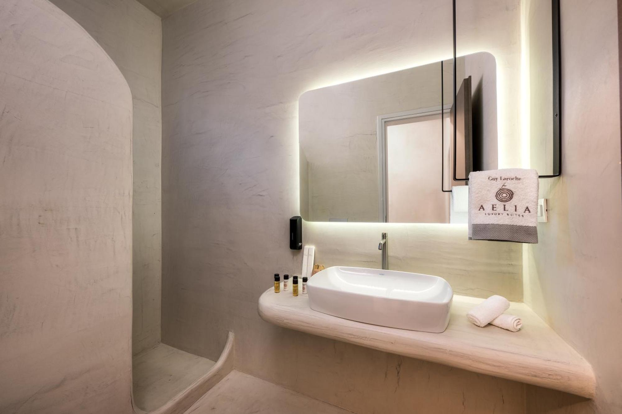 Aelia Luxury Suites 카르테라도스 외부 사진 Bathroom